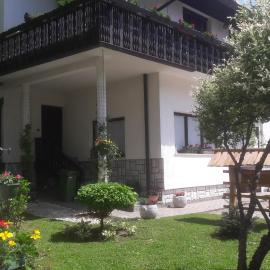 Kirhouse Apartment, hotel in Bohinjska Bela