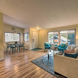 Cute Cottage w/ Deck Walk 115 Ft to Brewery & Cafe, hotel u gradu 'Poulsbo'