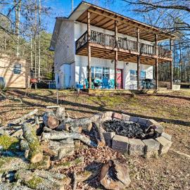 Lakefront Delta Cottage w/ Views, Canoe & Dock!, hotel di Delta