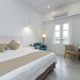 Blue White, hotel Vucsiében