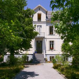 VILLA ILIXON - Appartements privés proche du centre de Luchon, parking, billard, jardin