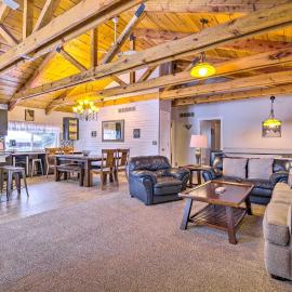 McCall Retreat w/ Hot Tub - 1/2 Mi to Downtown!, hotel em McCall