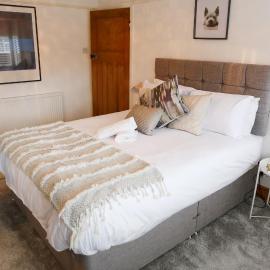 3BR House Sleeps 6 Close to Chester Zoo