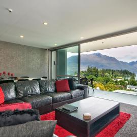 Lakeview 5BR Apartment Walk to Town