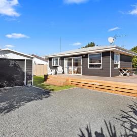 The Black Bach - Mt Maunganui Holiday Home, hotel in Mount Maunganui