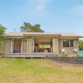 On The Green - Pauanui Holiday Home, hotel i Pauanui