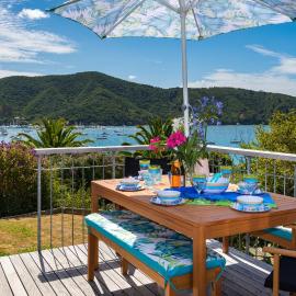Tirohanga Wai - Waikawa Holiday Home, hotel a Waikawa