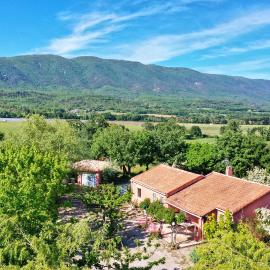 Villa piscine face au grand luberon Cereste, hotel em Céreste
