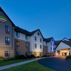 Holiday Inn Express & Suites Bradley Airport by IHG, хотел в Уиндзор Локс