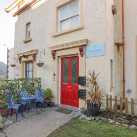 Llys Madoc, First Floor Flat, hotel in Penmaen-mawr