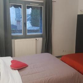 Appart simple entier 1 ch à ch-gontier 1er ou 2eme étage, Hotel in Château-Gontier