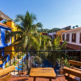 Casa Lotería Sayulita - Family Boutique Hotel with Spacious Full Kitchen Suites, Restaurant, Rooftop Yoga, Pool & Free Parking - 3 min to Beach, hotel di Sayulita