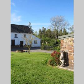 Wolfin Farm Accomodation, hotel in Crediton