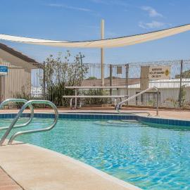 Twin Waters Caravan Park, מלון בDawesville
