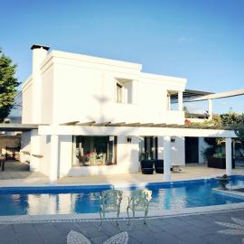 Modern Villa Steps Away From The Beach, hotel v mestu Sintra