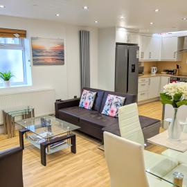 Spacious 2-bed apartment in central Kingston near Richmond Park, hotel in Kingston upon Thames