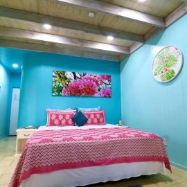 ShineAwayHomes -AC Beachfront RAROTONGA, hotel sa Matavera