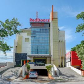 RedDoorz Plus near Hotel Benua Kendari, хотел в Pulupanda