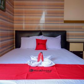 RedDoorz near Kendari Beach 2, hotel em Kendari