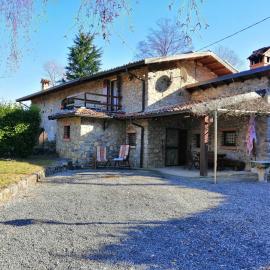 IseoLakeRental - Chalet di Elena, hotell i Solto Collina