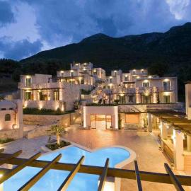 Hotel Tesoro، فندق في نِكيانا