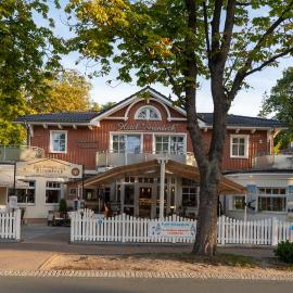 Hotel & Café Strandeck โรงแรมในเพรโรว์