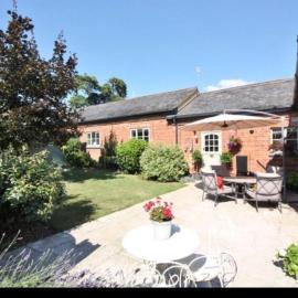 Stunning Barn private hot tub Malvern & Worcester Sleeps 6, hotel a Worcester
