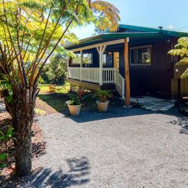 'Fern Cottage' Island Escape with Rainforest View!, hotel a Volcano
