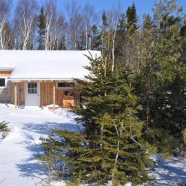 Birch Plain में, होटल The Sleeping Moose Cottage