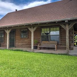On Farm: Rustic Carmine Log Cabin w/ Porch!, khách sạn ở Carmine