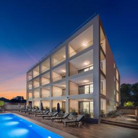 Ellure Luxury Suites، فندق في سبليت
