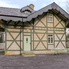 Swiss Cottage, hotel in Mohill