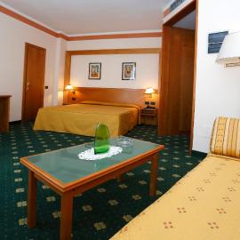 Hotel Estense, khách sạn ở Modena