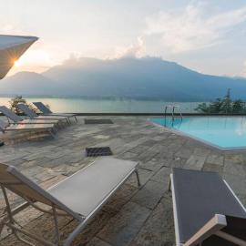 Magic lake view with beautiful pool area (camelia), hotel u gradu Belano