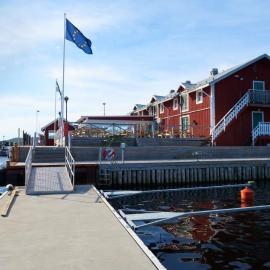 Kajkanten Restaurang B&B, hotel a Köpmanholmen