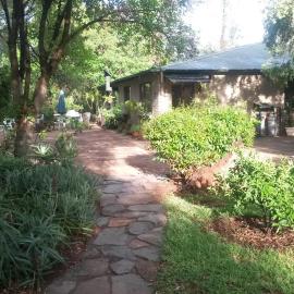 Angela's Guest House، فندق في Marico-Wes