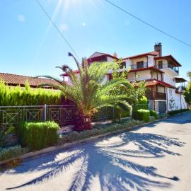 Menis Haus Rooms, hotel v destinaci Nea Vrasna