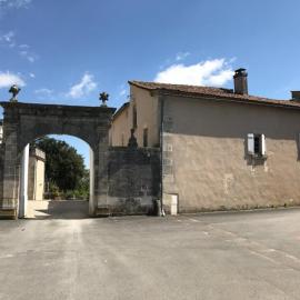 Le Milieu Chai, Chateau de Charras، فندق في Charras