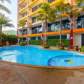 NaiHarn Sea Condo by Holy Cow, 1-BR, mountain view, hotel in Nai Harn Beach