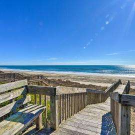 'West of the Moon' Ocean Apt w/ Beach Access!, hotel u gradu Emerald Ajl