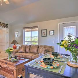 Updated Cabin w/ Fire Pit - 1 Mile From Downtown!, hotel in Fredericksburg