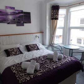 Ocean House - Weymouth, sleeps 10 people, Dog Friendly, Late deals available message for special offer