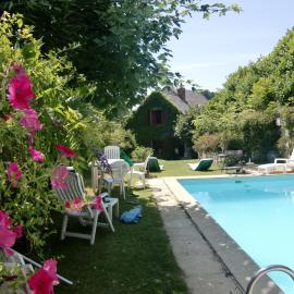 L OUSTALOU MAISON D HOTES DE CHARME EN AUVERGNE PISCINE PRIVEE CHAUFFéE, hotel in Saint-Nectaire