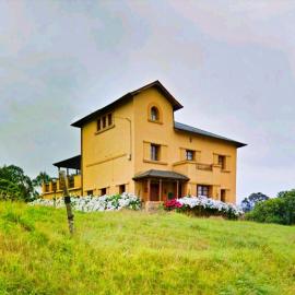 Casona rural en la costa asturiana