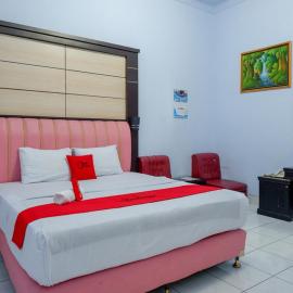 RedDoorz Plus Syariah near Stasiun Pekalongan 2، فندق في بيكالونغان