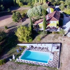 La ferme de Pouzatel proche Bonaguil、Fumelのホテル