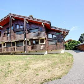 Le chalet des neiges 2 est au calme situé à 5 mn à pied du centre il est composé d'1 chambre avec lit double plus canapé convertible parking privé sur place et arrêt navette gratuite à 30 m, hotel Les Carroz d'Araches-ban