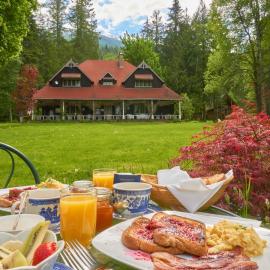 Wedgwood Manor and Glamping Retreat, Hotel in Crawford Bay
