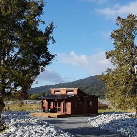 Cosy Cabin in the Paddocks - Breakfast Included, hotel in Franz Josef