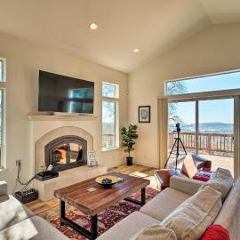 Hot Tub & Mtn Views: Peaceful Columbia Retreat!